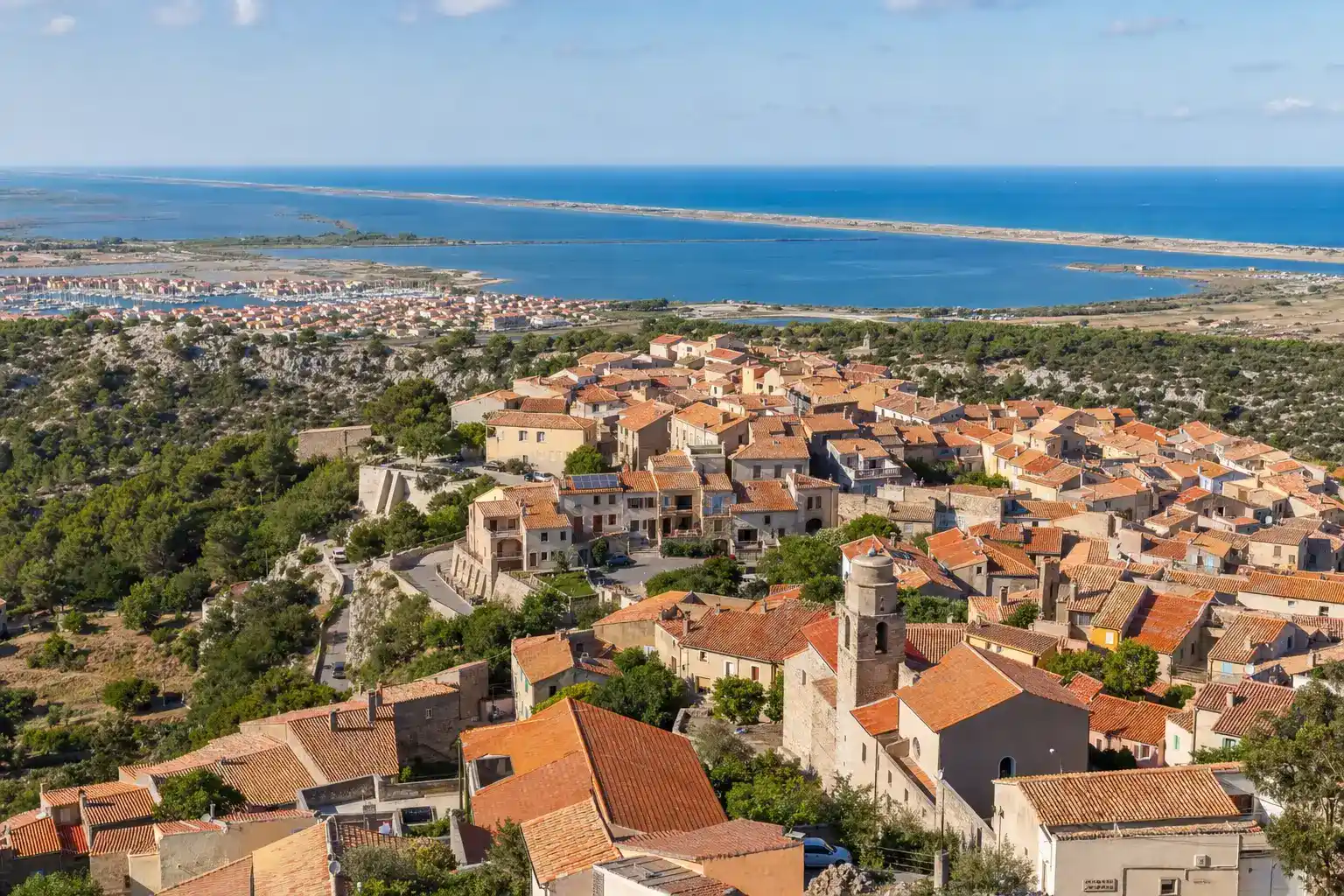Location d'appartement à Leucate, vue sur l'étang et les toits du village
